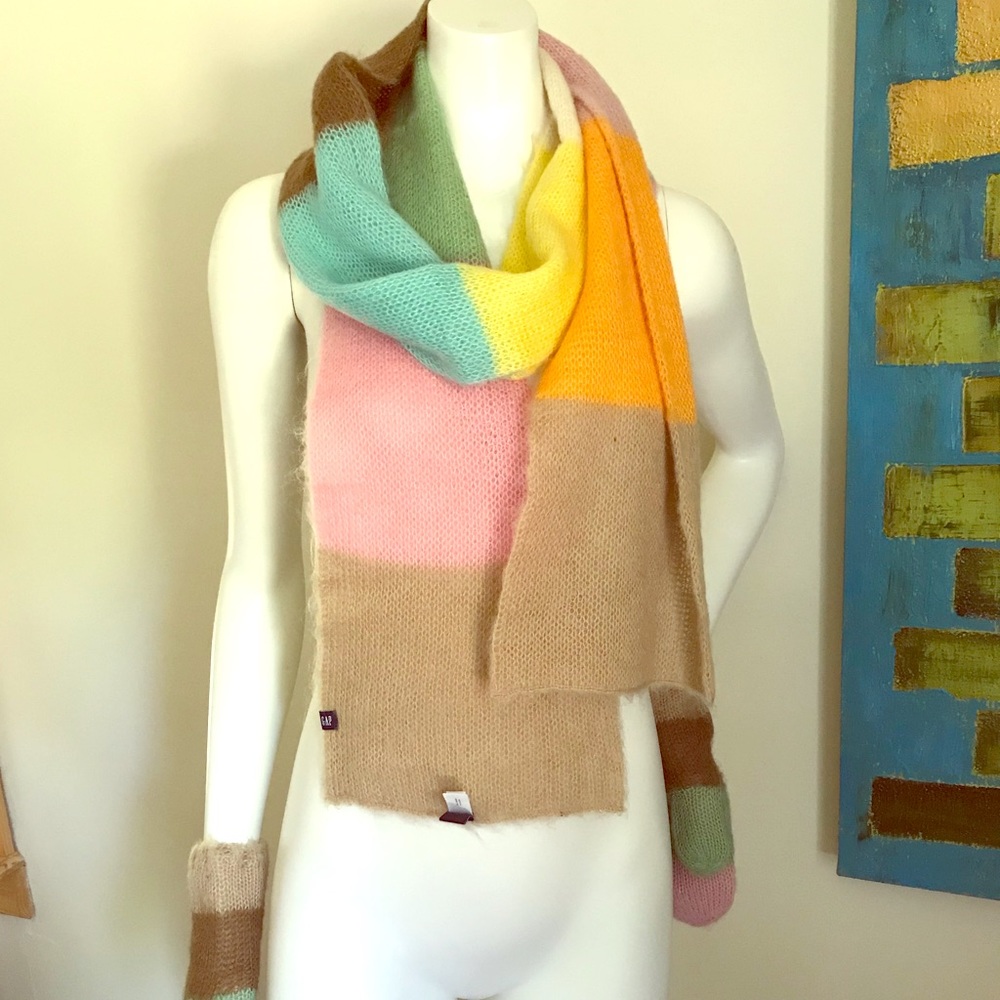GAP scarf & mittens set! NWOT.